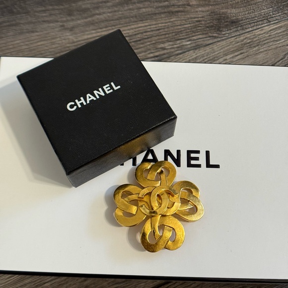 CHANEL Vintage Gold Floral CC Logo Brooch, 1997 - Picture 1 of 11